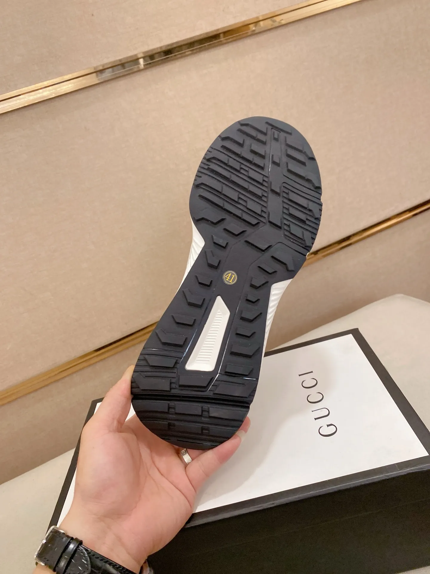 Men's shoes 💰 462💰The new GUCCI (Gucci) counters are launched simultaneously. The new men's shoes, 😘fabrics are selected from imported cowhide, and the lining is sheepskin lining. 👍🏿 High-end ☄️ air-cushion molded anti-slip rubber outsole, exquisite lines, simple and elegant, comfortable and high-end for leisure travel. Code number: 38 to 44 (45 can be customized and cannot be returned or exchanged)